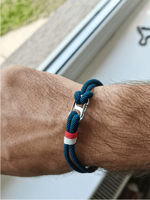 Minimalist paracord bracelet